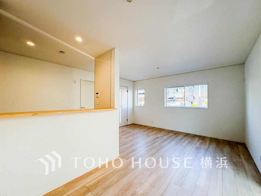 光と風が溢れる開放的なリビングダイニングには自然と家族みんなが集まってきます。明るく穏やかな空気の中で飲んだり、食べたり、笑ったり。