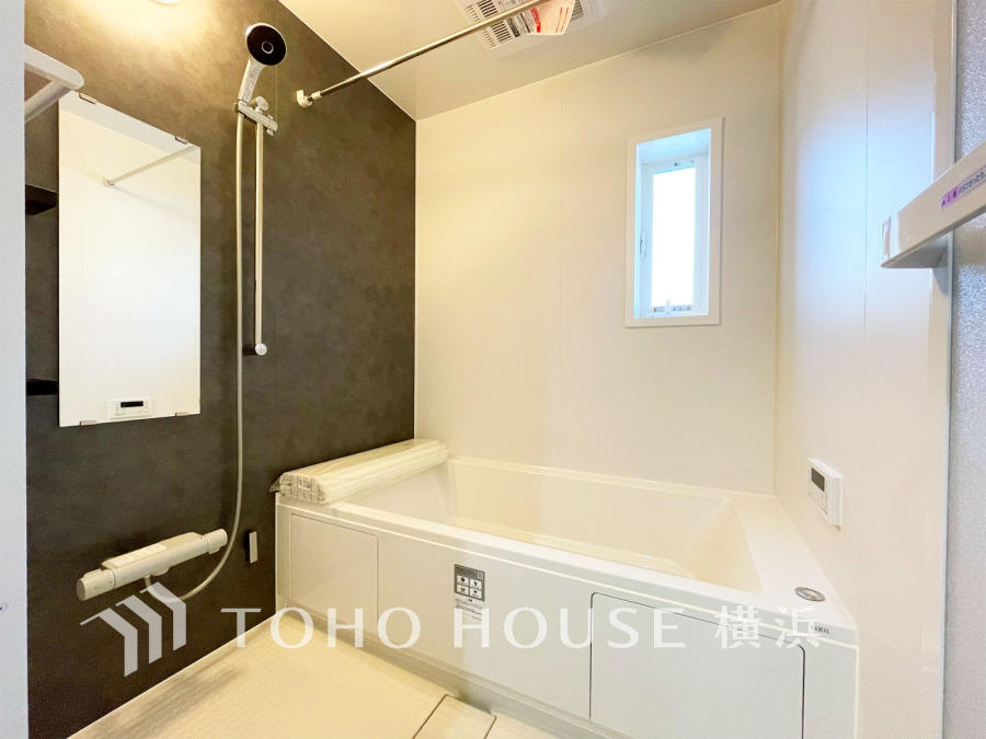 上質が感じられる質感とカラーリングで、清潔な空間美を実現。一日の疲れが癒される優雅なバスタイムを堪能できるゆとりあるバスルームです。