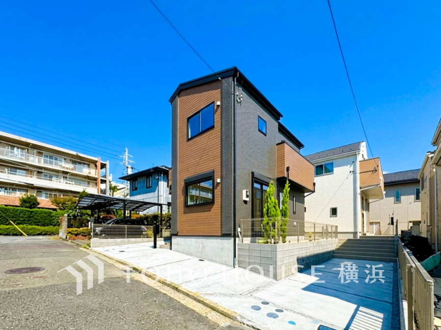 ふりそそぐ陽射しと開放的な空間形成。青空を背景に更なる美しさを醸す佇まい。暖かな陽光と爽やかな風がハーモニーを奏でる上質な空間を愉しむ暮らしがここにある。