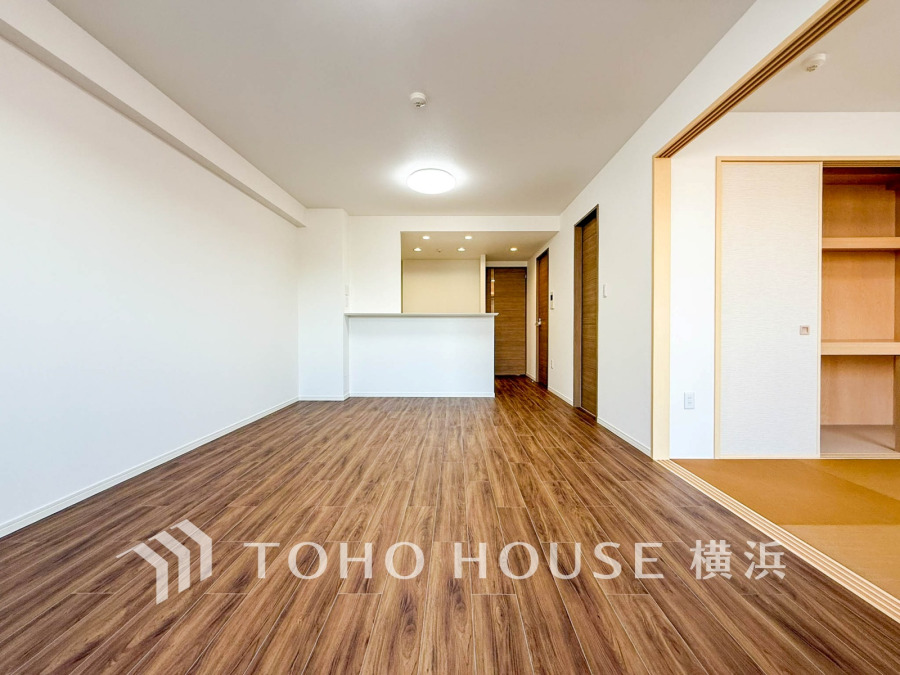 光と風が溢れる開放的なリビングダイニングには自然と家族みんなが集まってきます。明るく穏やかな空気の中で飲んだり、食べたり、笑ったり。