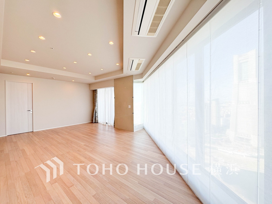 みなとみらいの街並みを見下ろす形でのんびりとくつろげるリビング。行き交う人の視線を気にせず暮らせる安心感。部屋の窓越しに見える空がさらに開放感を演出してくれます。