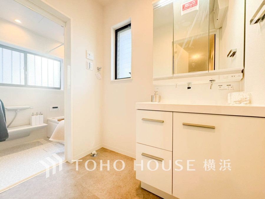 清潔感のあるプライベート空間は、身だしなみチェックや肌のお手入れに最適です。収納もあり、スッキリと見映えの良い空間に拵えました。時間に余裕とゆとりを持たせます。