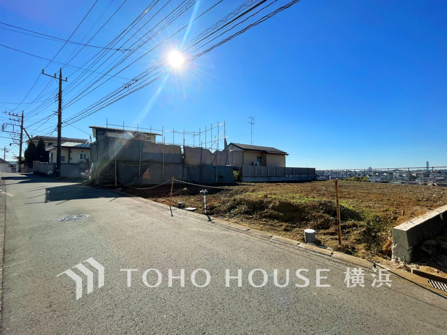 前面道路。陽当たり良好で開放感があります。