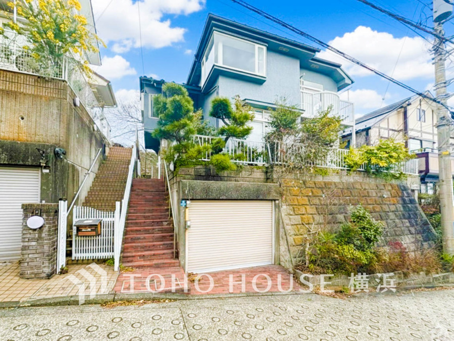 閑静な街並みに調和する落ち着いた外観。ふりそそぐ陽射しと青空を背景に美しさを醸す佇まい。
