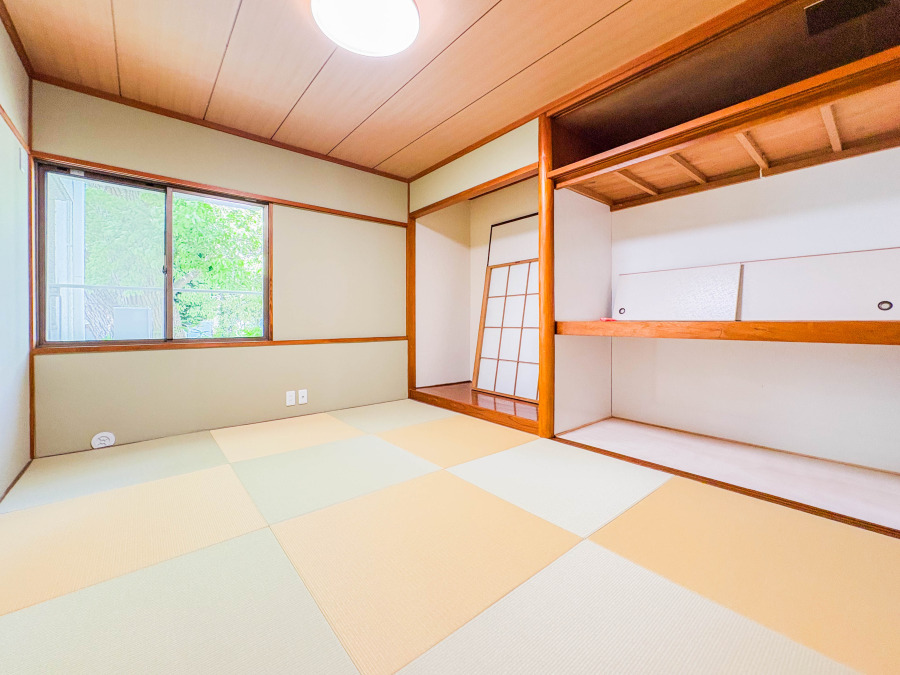 陽光が差し込む和室は、伝統的な押入れ収納と畳の温かみが心地よい安らぎの空間です。