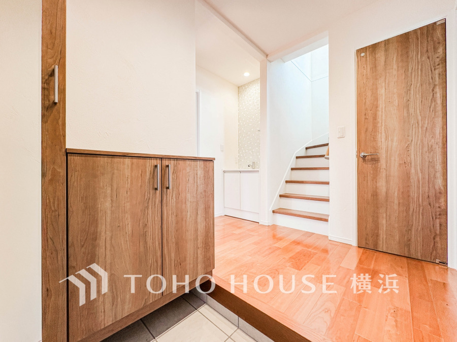 お客様をお迎えする玄関は落ち着いた雰囲気。帰り着くたびに洗練されたテイストの空間に迎えられ誇りと喜びを感じる玄関まわりです。