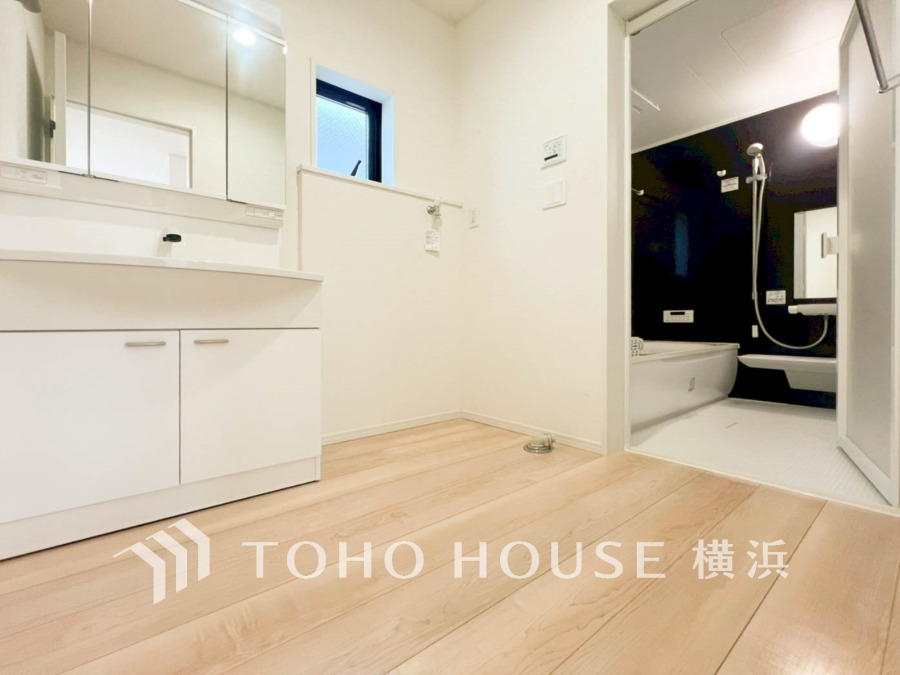 洗面台には三面鏡を採用。身だしなみを整えやすい事はもちろんですが、鏡の後ろに収納スペースを設ける事により、散らかりやすい洗面スペースをすっきりさせる事が出来るのも嬉しいですね。