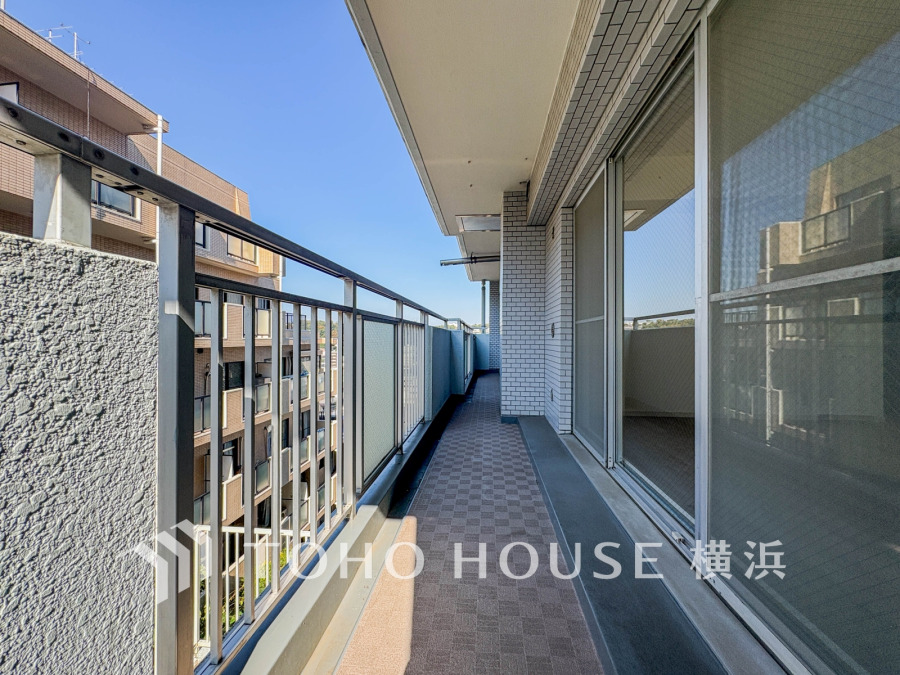 気持ちのいい空が見渡せる広いバルコニー。爽やかな風を感じて、心躍る素敵な暮らしがはじまります。通風・採光にも優れ、心地よい光と風が溢れています。