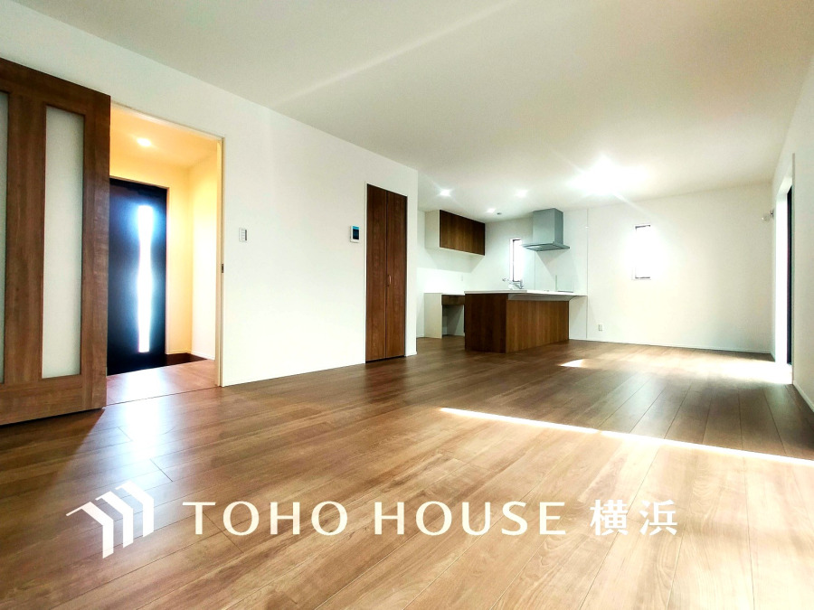 和やかで洗練された空間の演出。寛ぎとコミュニケーションを育む居心地のよい場所。やわらかな陽射しが降り注ぎ、室内に開放感と爽快感をもたらします。