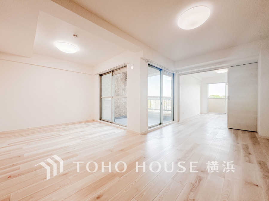 明るく開放的な空間が広がるLDK。室内には豊かな陽光が注ぎ込み、爽やかな住空間を演出。
