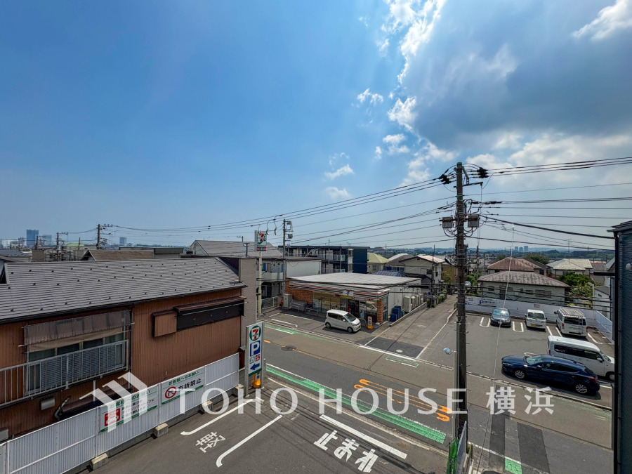 この開放感ある眺望と共に閑静な住宅街の季節感を演出する四季折々の変化を楽しめる心地よい場所となることでしょう。