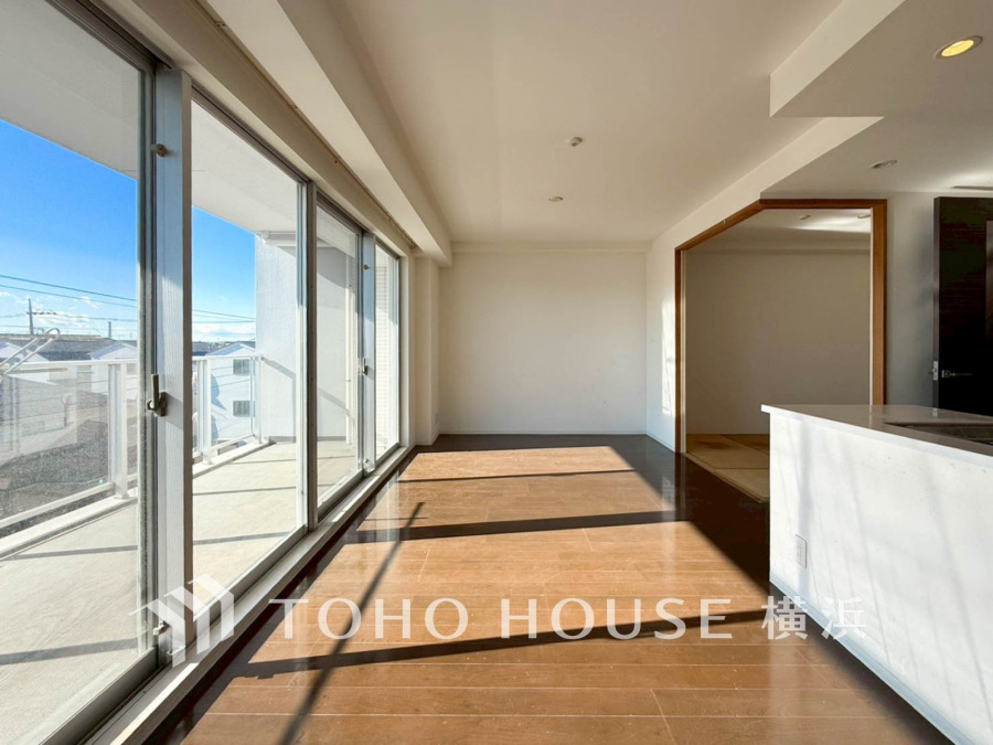 LDKは広々した大空間。家族やお客様との時間など、多くの時を刻む空間。何気なく過ぎる時でさえも上質なひと時となる快適な空間を目指して。