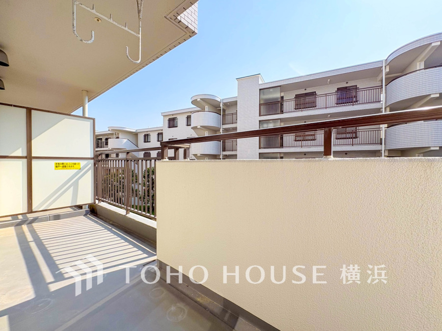 陽当たり良好なバルコニー。開放感があり、洗濯物も気持ちよく干せる快適なスペースです。