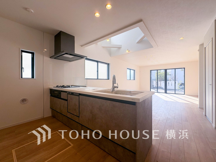 対面キッチンなら、料理や後片づけをしながらリビングにいるご家族と会話したり、気配を感じることができます。特にお子様が小さいうちは、目が離せないので便利です。