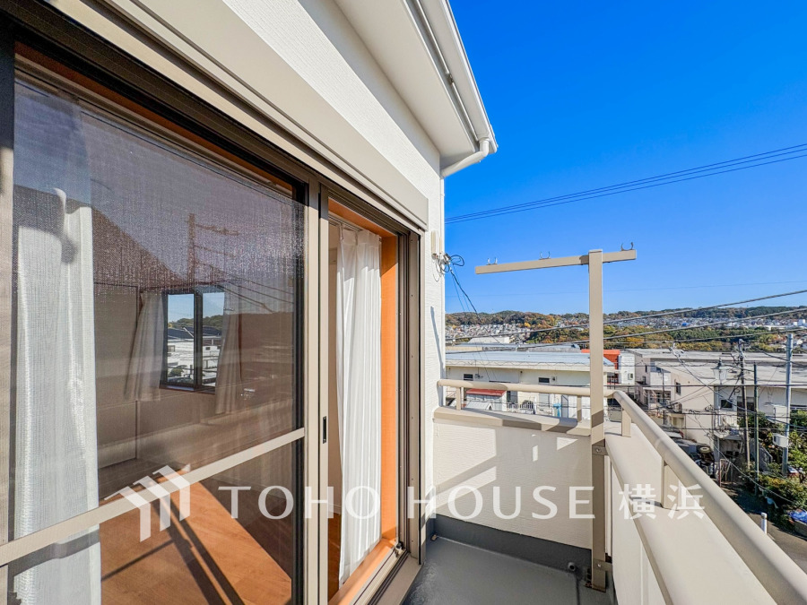 陽当たり良好なバルコニーからは開放的な眺望が広がり、洗濯物も気持ちよく干せます。