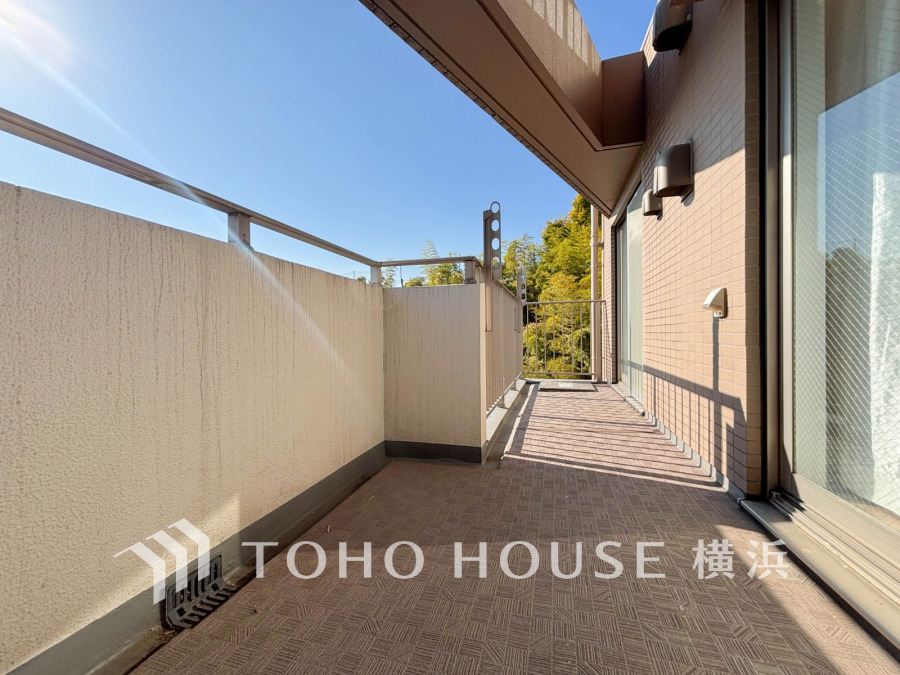 暮らしの中で光と風を演出してくれるバルコニー。南東向きで陽当り良好！見事なまでの開放的な空間を演出しながら、プライベート性も確保された空間は我が家の自慢です。