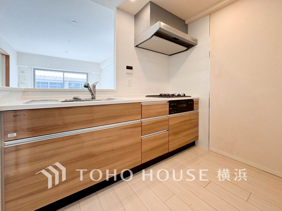 プライベートスペースを彩るインテリアとしての美と、快適な日常を支える機能性と強さがひとつになったキッチンです。開放的な対面カウンターキッチンはリビングと一体感のある空間。