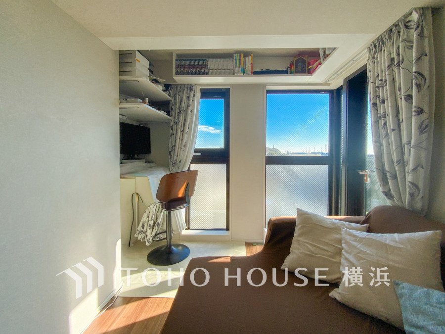 陽光が差し込む明るいワークスペースとくつろぎのリビングが調和した快適な居住空間です。