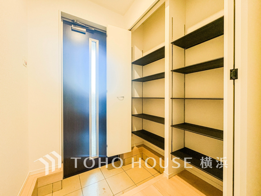 玄関横に設置されたシューズインクローゼット。高さの調節もでき、お好きなサイズの靴はもちろん、傘やレインコート、ゴルフバック等も収納できるので、スッキリとした玄関が実現できます。