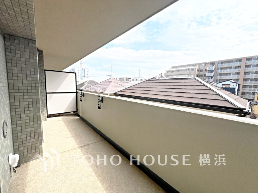 南向きの明るいバルコニー。爽やかに光と風を感じる空間です。