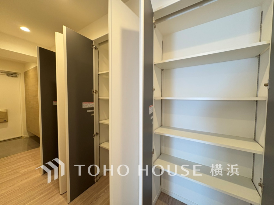 上質感漂う玄関と廊下。居住者の帰り、訪れる方を優しく迎える・安らぎに満ちた生活空間を予感させる。健やかな暮らしを楽しめることでしょう。