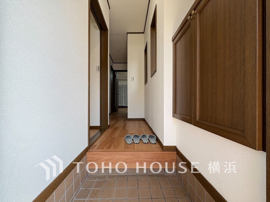 お客様をお迎えする玄関は落ち着いた雰囲気。帰り着くたびに洗練されたテイストの空間に迎えられ誇りと喜びを感じる玄関まわりです。