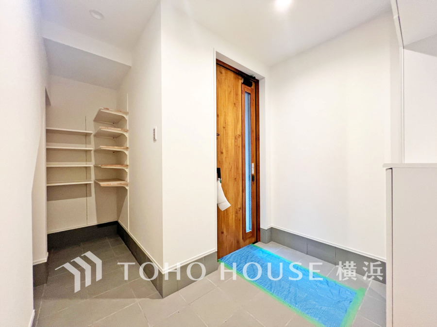 広々とした玄関スペースはシューズボックス、シューズインクローゼットを備えた充実の収納も魅力です。
