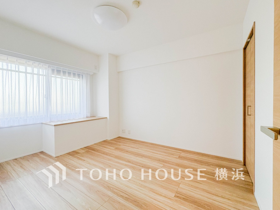 明るい陽光が差し込む居室は、お子様の成長に合わせて子供部屋に、または夫婦の寝室や書斎としても活用できます。家族の暮らしに寄り添う、心地よいプライベート空間です。