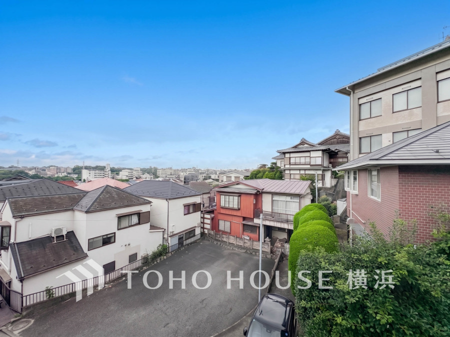 この開放感ある眺望と共に閑静な住宅街の季節感を演出する四季折々の変化を楽しめる心地よい場所となることでしょう。