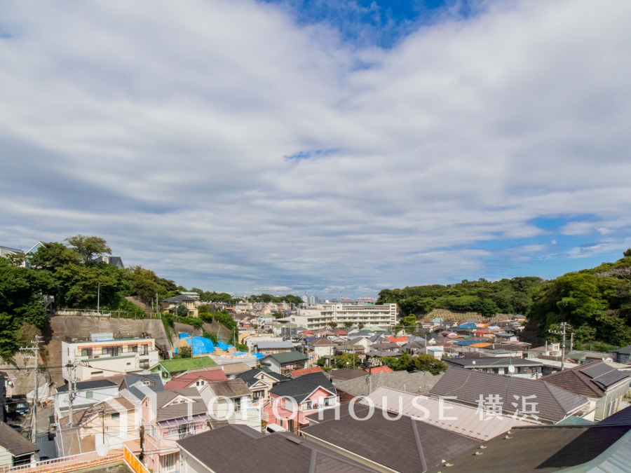 この開放感ある眺望と共に閑静な住宅街の季節感を演出する四季折々の変化を楽しめる心地よい場所となることでしょう。