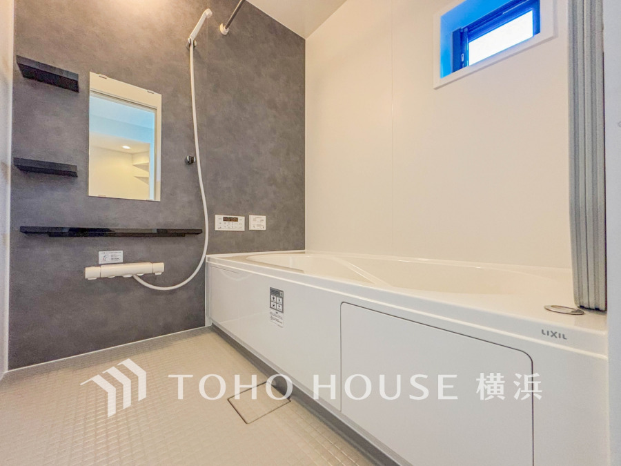 【2025年12月撮影】上質が感じられるカラーリングで、清潔な空間美を実現。一日の疲れが癒される優雅なバスタイムを堪能できるゆとりあるバスルームです。