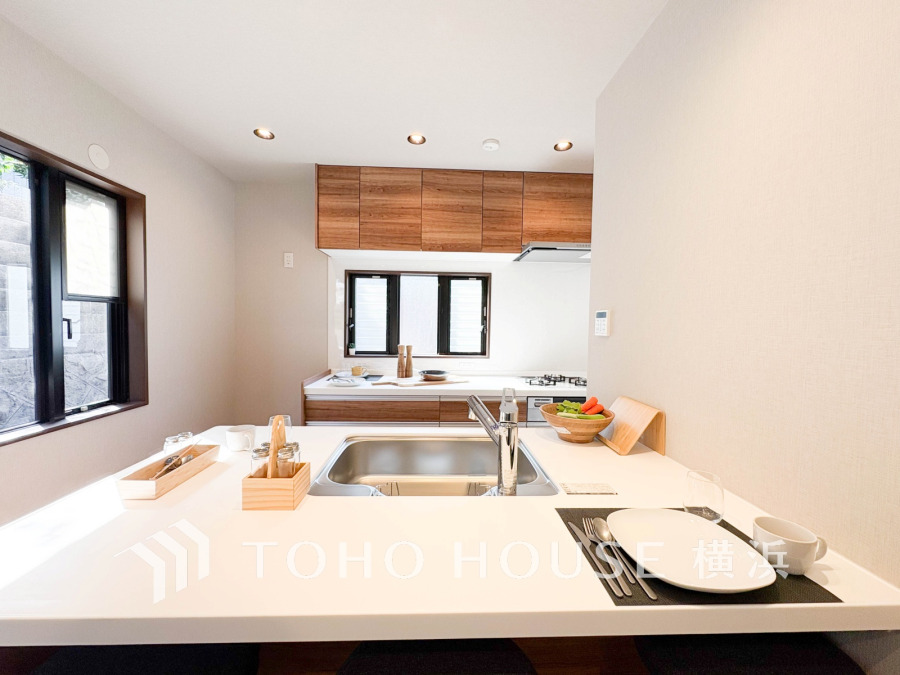 開放的なオープンキッチンはリビングとの一体感のある明るい空間。
