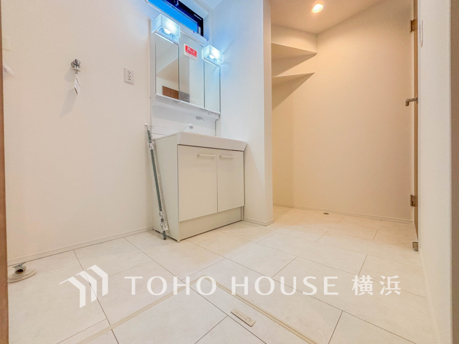 【2025年12月撮影】脱衣スペースを含む空間はゆとりの広さを設け、また洗面化粧台にも収納スペースを設ける事により、散らかりやすい洗面スペースをスッキリ保てます。