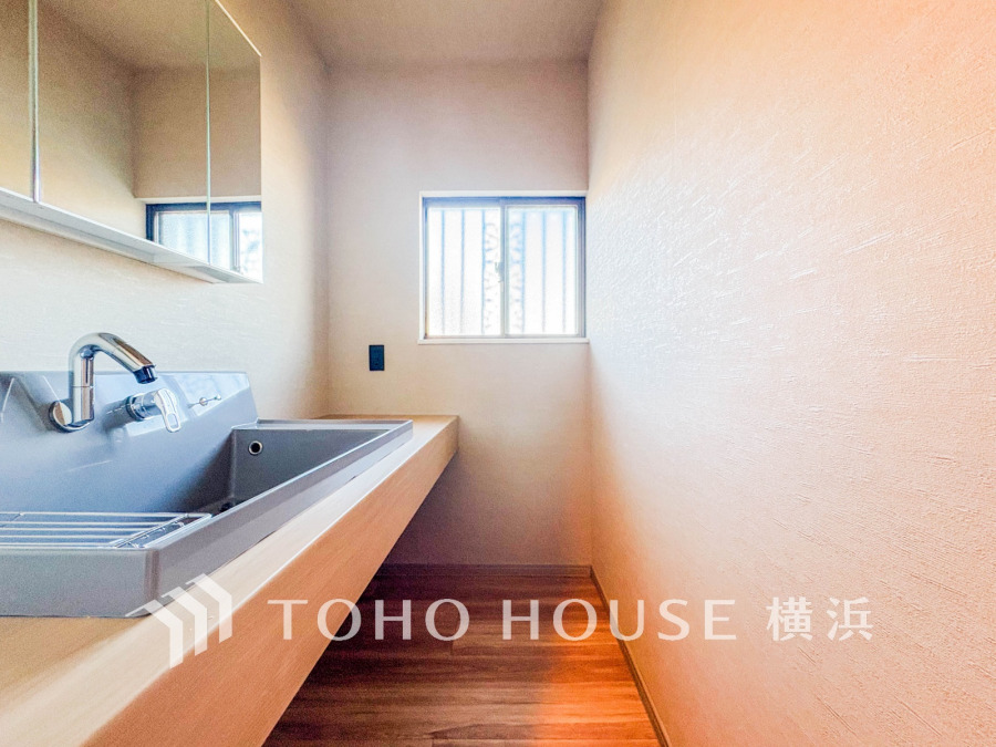 落ち着いた空間を演出するカラーと、ゆったり落ち着いてお使い頂ける広さが魅力のパウダールーム。居室からも独立しており、プライベート空間を保ちます。