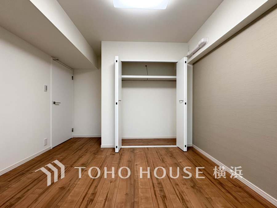 ナチュラルな木目フローリングと淡いアクセントクロスで温かみのある洋室。大容量クローゼット付きで収納力も充実。