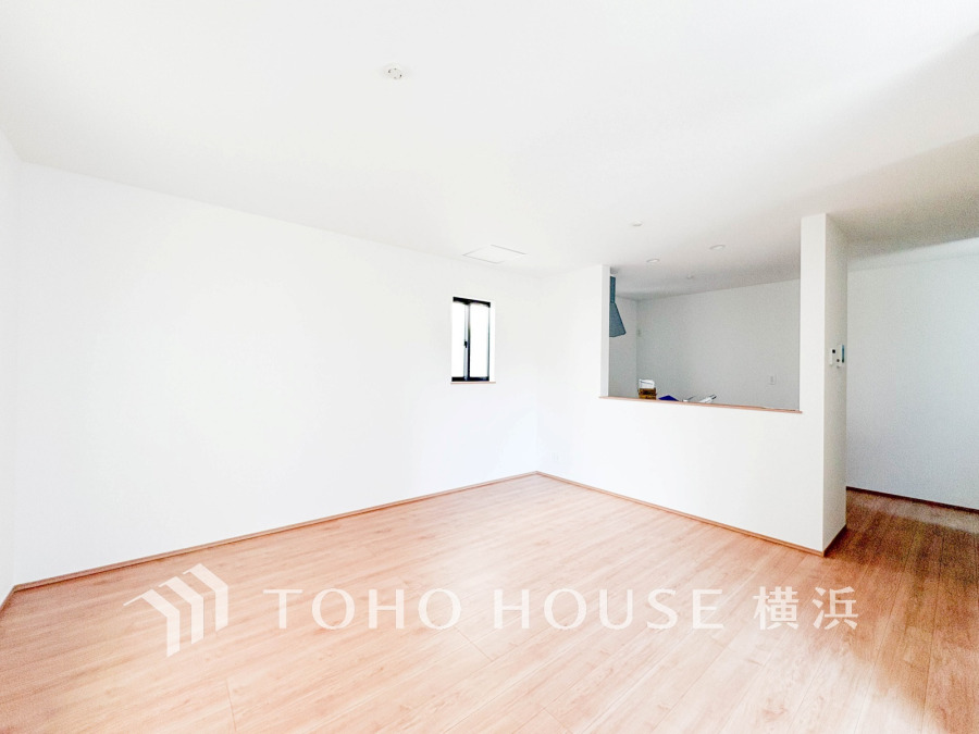 柔らかな色合いのフローリングと清潔感の溢れるクロスが明るい空間を創り出しているリビングダイニング。憩いの場に相応しく、ここで楽しむ家族の時間が絆をより深めてくれそうです。