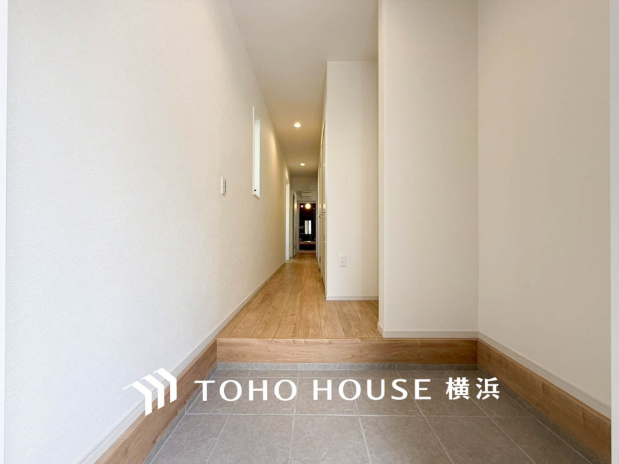 上質感漂う玄関と廊下。居住者の帰り、訪れる方を優しく迎える・安らぎに満ちた生活空間を予感させる。健やかな暮らしを楽しめそう