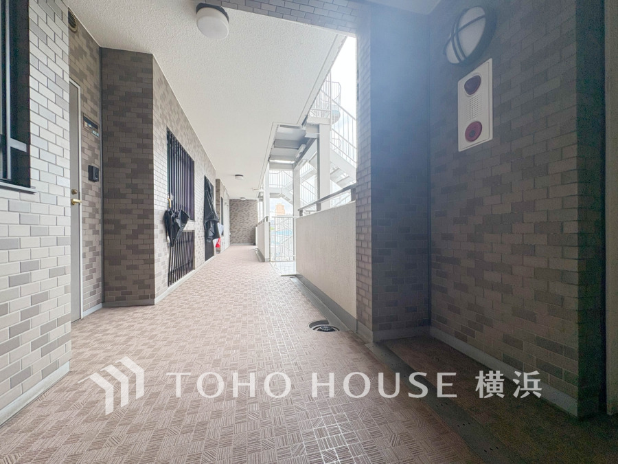 上質感漂う玄関へのアプローチ。居住者の帰り、訪れる方を優しく迎える・安らぎに満ちた生活空間を予感させる。健やかな暮らしを楽しめそう。