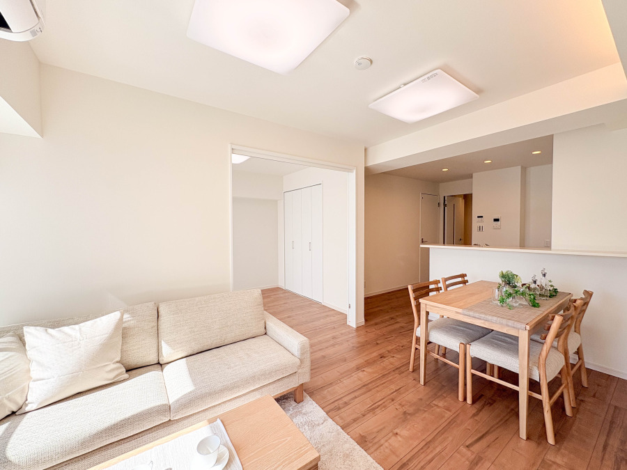 家族と過ごすひと時を溢れる光が優しく包み込むリビングダイニング。家族とともに、心穏やかに過ごすひととき。家族との時間、自分の時間を大切にできる空間がここにあります。