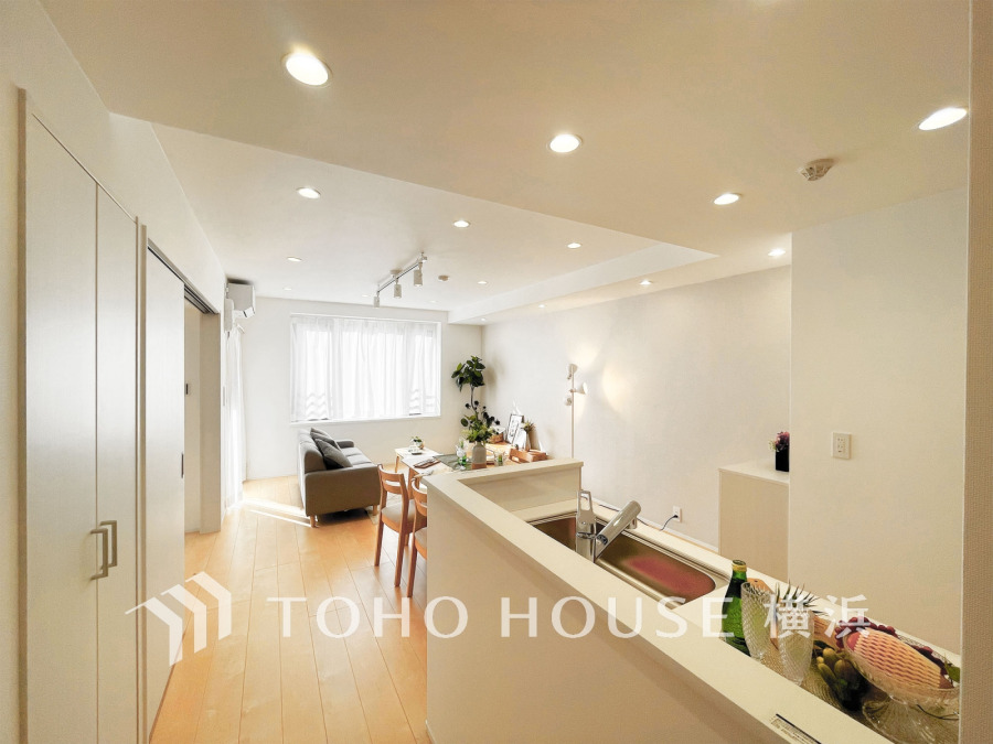 自然光が差し込む開放的なリビングダイニング。シンプルで温かみのある空間が家族の憩いを演出します。