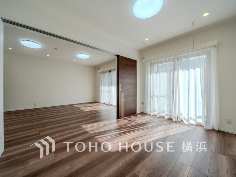 リビングに隣接した洋室の引き戸を開け放して空間を共有しながら開放的に使うこともできます。
