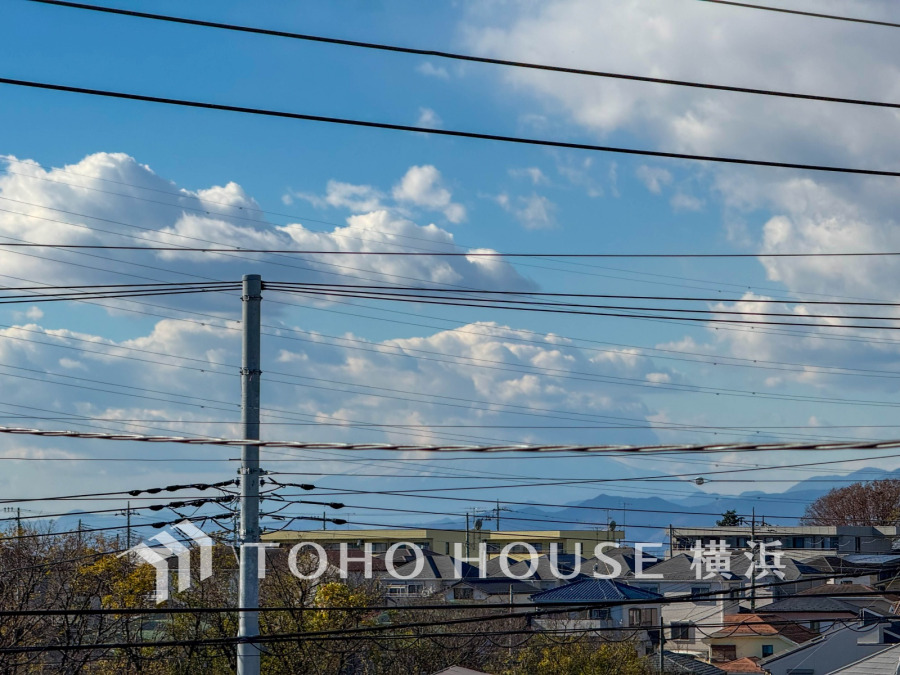 天気のいい日には富士山が見えます。お部屋にも爽やかな風と暖かく柔らかな日差しが差し込み、毎日の暮らしを豊かに彩ります。