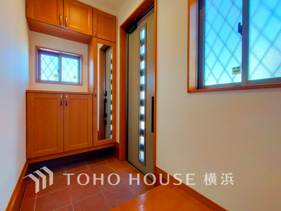 お客様をお迎えする玄関は落ち着いた雰囲気。帰り着くたびに洗練されたテイストの空間に迎えられ誇りと喜びを感じる玄関まわりです。 