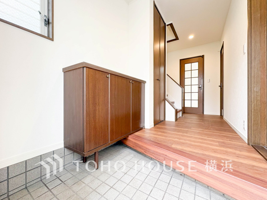 明るく開放的な玄関ホール。収納力のあるシューズボックスで整理整頓もスムーズに行えます。