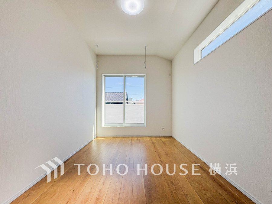 穏やかな風と陽光を導き、プライバシーに配慮された設計プランを採用し、居住性を一段と心地よいものにしています。明るく開放的な空間を演出しております。