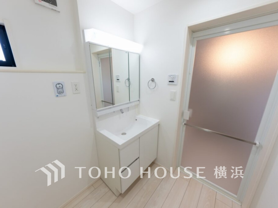ご家族の1日が始まり、1日の終わりを締めくくる洗面空間。洗濯機を配置しても十分なスペースを確保した設計となっております。