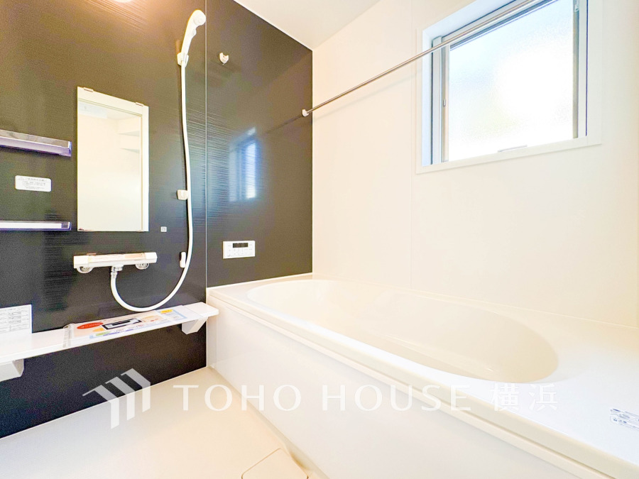 1日の疲れを癒すバスルームは、心地よいリラックスを叶える清潔感溢れる美しい空間です。心からゆったりと寛いでいただけるよう、ゆとりのスペースを確保してます。