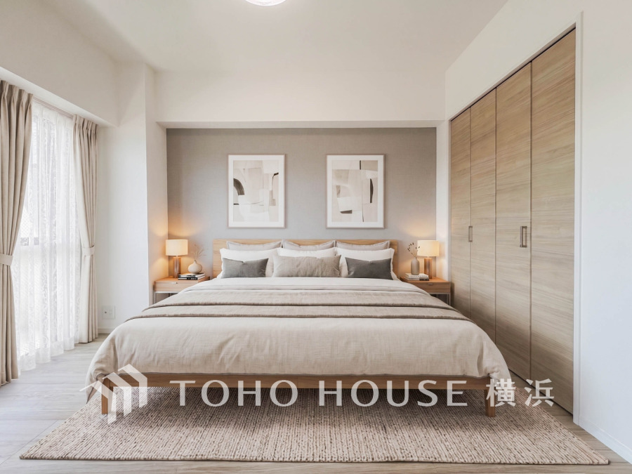温かみのある木目と柔らかな照明が調和した、落ち着きある快適な寝室空間です。収納も充実しています。※生成AIによるイメージです。家具・小物は販売価格に含まれません。