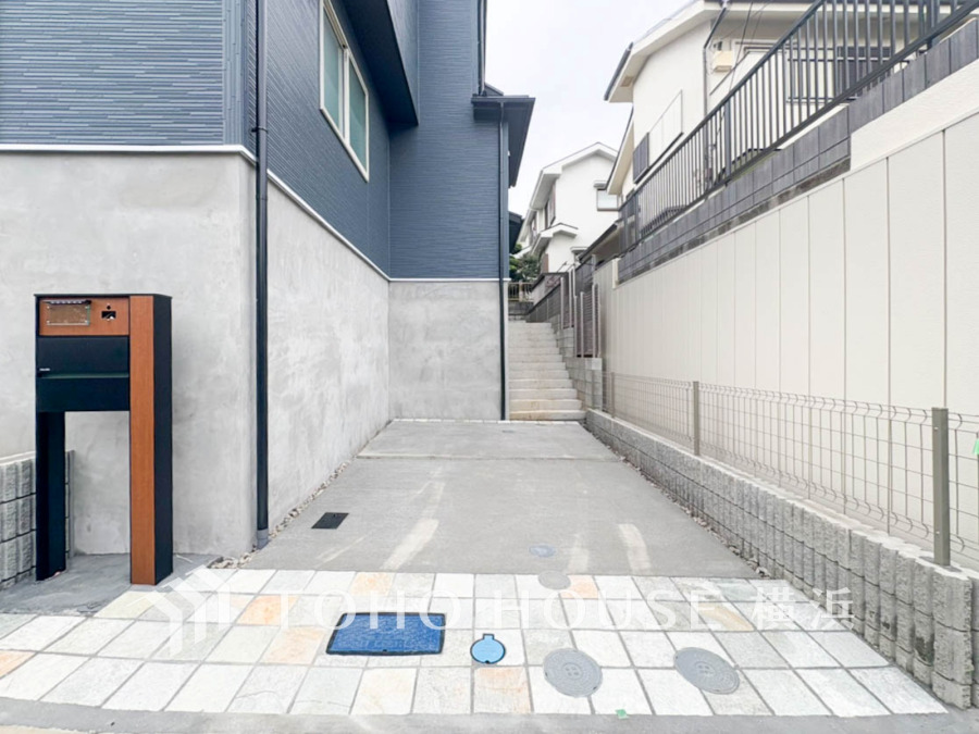 敷地内にゆとりある駐車スペースを確保。スムーズな出入りが可能なシンプルなアプローチです。