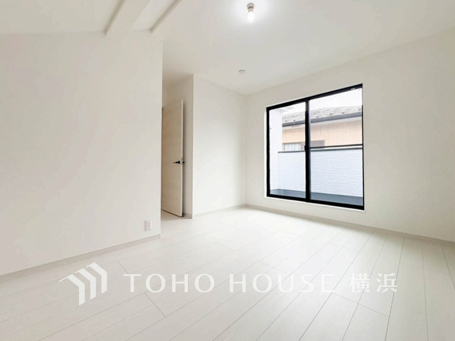 大きな窓からたっぷりと陽光が注がれる明るい空間。家族の成長に対応できる永住仕様の間取り。時を忘れて過ごす場所として過ごせるお部屋。